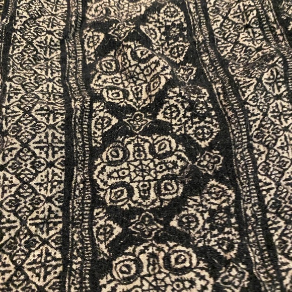 Gentle Fawn Black and White Asymmetrical Sleeveless Blouse - Picture 10 of 16